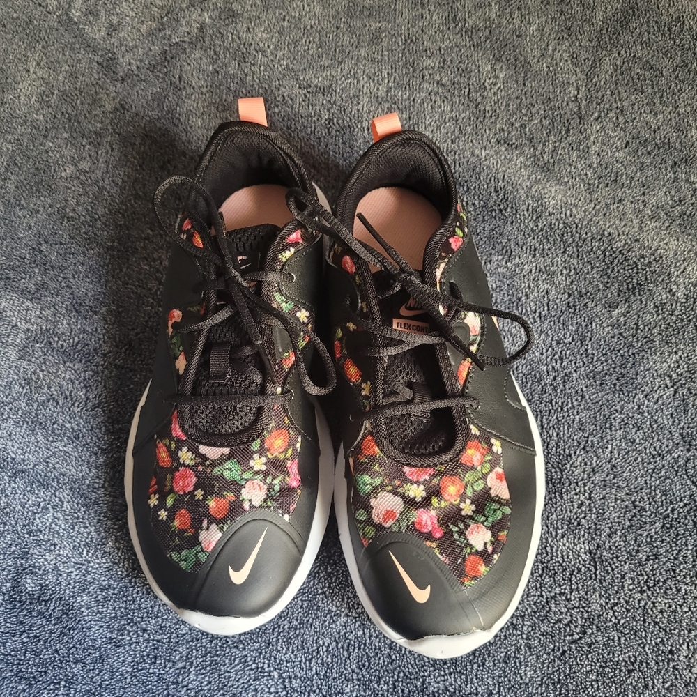 Nike  tennis shoes big girls